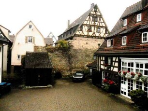 Stadtbild-Ansicht im Südsüdosten-Stadtmauer über Feldseite mit teils erhaltener Steinbrüstung und Schießscharten (Wehrgang ab 1820 abgetragen-Stadtgraben verfüllt) in Übersicht