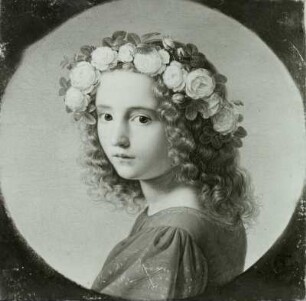 Mädchen mit Blütenkranz im Haar