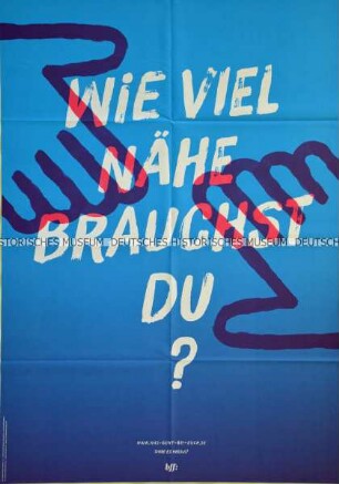 Vorder- und rückseitig bedrucktes Plakat zu der Kampagne des bff (Bundesverband Frauenberatungsstellen und Frauennotrufe/ Frauen gegen Gewalt e.V.) "Was geht bei Euch? Beziehungen auf Augenhöhe."
