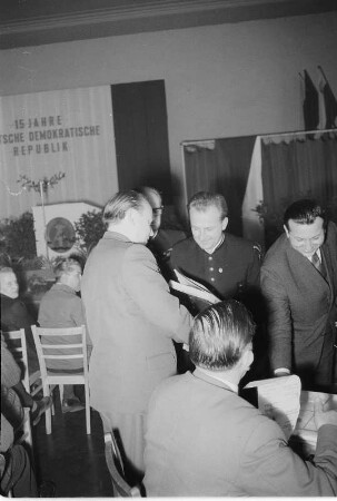Feierstunde 15 Jahre DDR, Poln. Delegation, Sozial. Brigade Zimmerm., Aktivist Wl. Schmidt