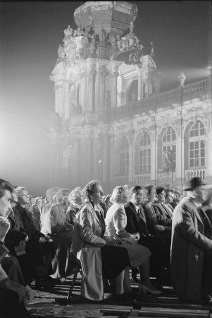 Zuhörer während einer Serenade im Dresdner Zwinger, vor 1958