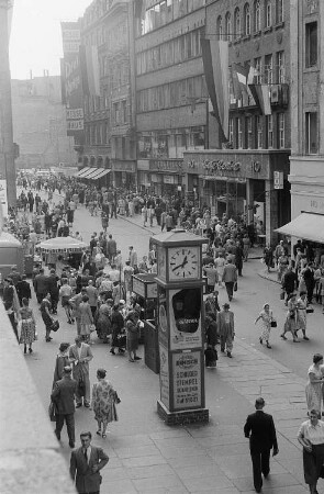 Die Petersstraße zur Mittagszeit während der Leipziger Herbstmesse 1955