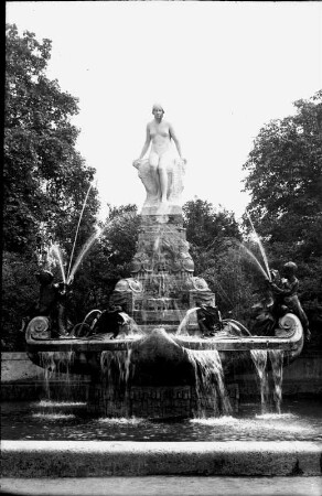 Frankfurt am Main, Märchen-Brunnen : Frankfurt am Main. Märchen-Brunnen (Schauspielhaus-Brunnen). Tiroler Marmor (1901-1910; F. C. Hausmann).