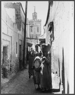 Gasse mit Minarett : Blick durch eine Gasse auf das Minarett einer Moschee. Der Galgen auf der Spitze des Minaretts dient der Anbringung von Gebetsbannern
