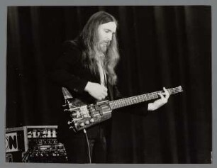 Peter Sonntag : Portrait des Gitarristen und Komponisten Peter Sonntag bei der Jazzbühne Berlin im Friedrichstadt-Palast Berlin