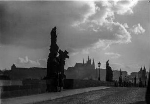 Prag. Karlsbrücke von der Altstädter Seite gegen Hradschin mit Prager Burg