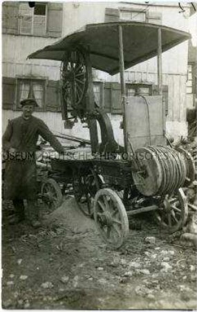 Mann mit Maschine