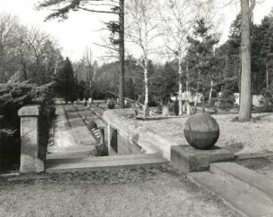 Dresden-Neustadt, Kannenhenkelweg. Nordfriedhof (Garnisonsfriedhof) (1902 angelegt). Steinkugel am Aufgang der Denkmalsanlage für die Gefallenen des 1. Weltkrieges (ab 1918)