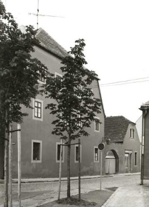 Belgern, Markt 14. Wohnhaus (1751/1800). Giebelansicht (Rolandstraße) mit Hoftor und Hintergebäude