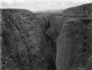 Schlucht : Blick in eine von Erosion geformte Schlucht