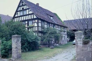 Blick in einen Hof; Sandsteinpfeiler am Eingang, Fachwerkwohnhaus