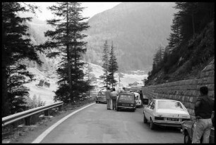Sölden: Ötztalstraße, Autostau in der Kühtreiner Schlucht