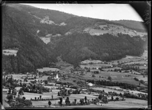 Österreich, Leisach. Stadtteilansicht mit Katholischer Pfarrkirche
