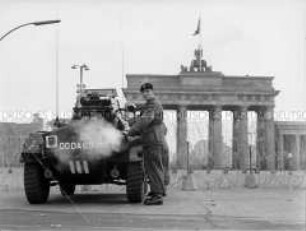 Berliner Bereitschaftspolizisten verlegen Stacheldraht am Hindenburgplatz