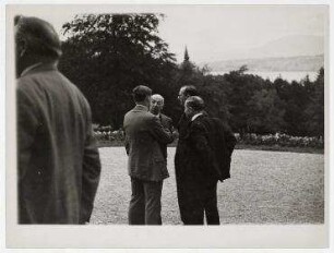 Gartenparty bei Joseph Avenol, Generalsekretär des Völkerbundes in Genf. von links: Anthony Eden, Joseph Avenol, René Massigli, Yvon Delbos