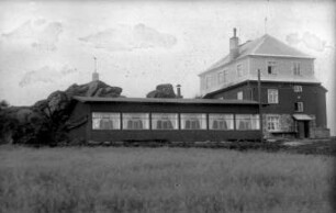 Das neu erbaute Hirtsteinhaus mit Wintergarten