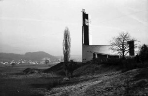 Lörrach: Außenansicht St. Peter Kirche von Westen, mit Landschaft
