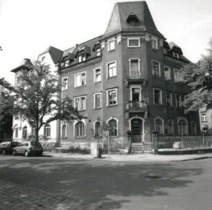 Dresden-Trachau, Wilder-Mann-Straße 15/Cottbuser Straße 19. Doppelwohnhaus. Um 1895. Eckansicht mit Einfriedung
