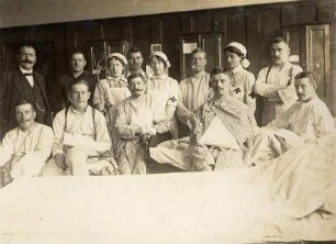 Erster Weltkrieg - Lazarett III Gewerbeschule Karlsruhe. Verwundete mit Schwestern und Pflegern