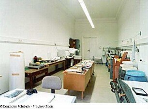 Sächsische Landesbibliothek - Staats- und Universitätsbibliothek Dresden. Außenstelle Deutsche Fotothek. Erdgeschoss. Referat Fotowerkstatt, Trockenraum mit Chemielager : Dresden-Neustadt, Bautzner Straße 19. Sächsische Landesbibliothek - Staats- und Universitätsbibliothek Dresden. Außenstelle Deutsche Fotothek. Erdgeschoss. Referat Fotowerkstatt, Trockenraum mit Chemielager
