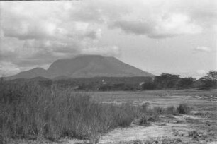 Mount Hanang vom Sumpf aus : Mount Hanang von einem Sumpf aus mit Savanne