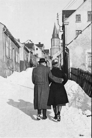 Paar in der Exulantenstraße in Johanngeorgenstadt, im Hintergrund der Turm der Stadtkirche