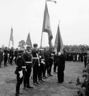 Klein Wesenberg: Amtsfeuerwehrfest des Amtes Reinfeld-Land: Fahnenweihe der neuen Fahne der Amtsfeuerwehr mit der ältesten Fahne von der Freiwilligen Feuerwehr Mönkhagen (1890) durch stellvertretenden Landesverbandswehrführer August Schleßmann, Heide