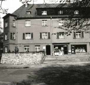 Dresden-Hellerau, Markt 8. Wohnhaus mit Laden (1930/1939, R. Kolbe)
