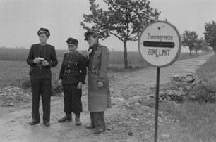 Empfang von Delegierten der Westdeutschen FDJ zum Deutschlandtreffen der Jugend in Berlin an der Zonengrenze : Polizisten an der Zonengrenze