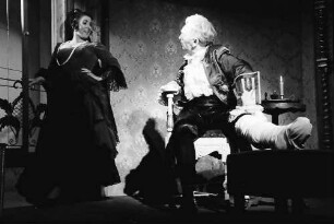 Freiburg: Kammertheater; Prosper Mérimée: Die Sakramentskutsche; Szene; Don Andrès de Ribeira, Vizekönig von Peru (Bernd Schorlemer) und Camilia Perichole, Schauspielerin (Berthe Trüb)