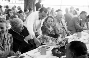 Chemiker; Maikäferrede: Frau Kuhn, Richard Kuhn, Kellner, Frau ?, Hermann Staudinger, Graf Lennart Bernadotte