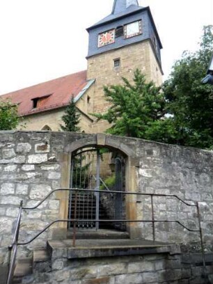 Ansicht von Südosten mit Kirche über Kirchhofmauer (mit Torbogen)