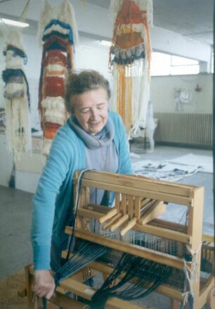 Bonn. Frauenmuseum. Künstlerin Drey-Fuchs bei der Arbeit am Webstuhl