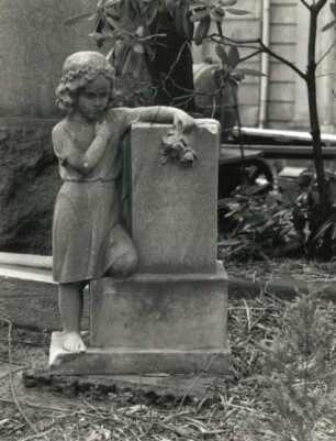 Dresden-Neustadt. Innerer Neustädter Friedhof. Kindergrabstein der Familie Dietrich (?). Kunststein. um 1935