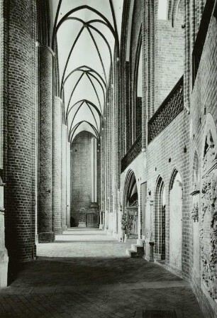 Evangelische Marienkirche. Inneres, nördliches Seitenschiff nach Westen, Heselbarth 1976