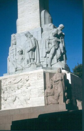 Freiheitsdenkmal : Riga, Freiheitsboulevard. Freiheitsdenkmal (1931-1935; E. Stalbergs nach Entwurf von K. Zale). Sockel mit symbolischen Darstellungen