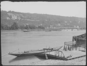 Dresden-Loschwitz. Bootsanlegestelle an der Elbe. Blick über den Fluss zur Gaststätte "Viktoriahöhe", rechter Teil eines dreiteiligen Panoramas (df_hauptkatalog_0095619)