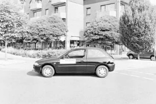 Autohaus Auto-Kraska: Werbefahrt: Neumodell Mitsubishi Colt 1600 GLXi, an Tür Firmenschild Kraska: dahinter Grünstreifen, Bäume, Wohn- und Geschäftshaus mit italienischem Restaurant Osteria: 15. Juli 1992