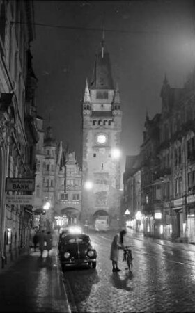 Freiburg i. Br.: Martinstor, Nachtaufnahme von Süden