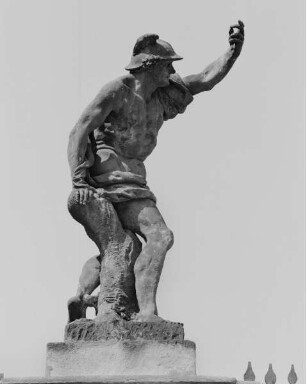 Statue auf einem Pfeiler des Tores
