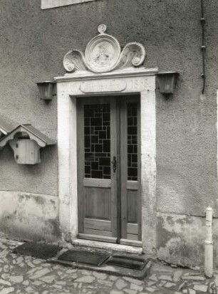 Meißen-Altstadt, Schlossgäßchen 1. Wohnhäuser (bezeichnet 1703, 1827, 1868). Portal