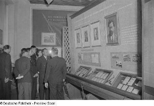 Chinesische Delegierte während eines Ausstellungsbesuches im Georgi-Dimitroff-Museum (heutiges Bundesverwaltungsgericht)
