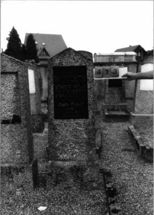 Grabstein 413 (Index: 99797456) Material: Granit, schwarze Glasplatte Zustand: leicht verwittert Maße HxBxT: 150x50x22 cm Beschreibung: Stele, Giebelabschluß, Sockel: Grabstein 413
