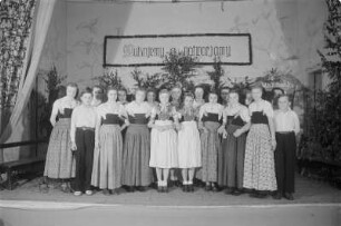 Sorbisches Jugendensemble der Sorbischen Oberschule Bautzen. : Prěnja serbska kulturna brigada Serbskeje wyšeje šule w Budyšinje.