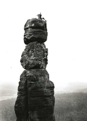 Sächsische Schweiz. Pfaffenstein, Barbarine. Seilschaft Rudolf Stolle an der Talseite (VIIc)