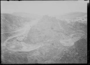 Geyer, Bergwerk : Geyer. Pinge des alten Zinnbergbaus. Blick von Nordwesten gegen Bergwerksanlagen und Hochfläche des Westerzgebirges