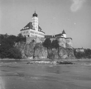 Schloss Schönbühel : Das Schloss Schönbühel von der Donau aus betrachtet.