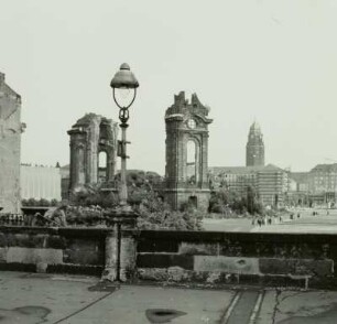 Dresden. Blick von der Brühlschen Terrasse auf die Ruine der Frauenkirche