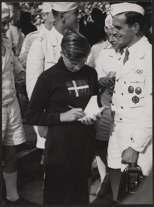 Die 15-jährige, dänische Schwimmerin Ragnhild Hveger gibt Autogramme bei den Olympischen Spielen 1936 in Berlin