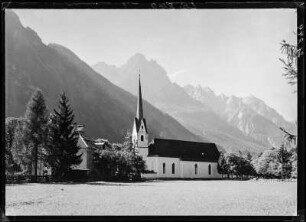 Österreich, Amlach. Blick zur Dorfkirche gegen Spitzkofel
